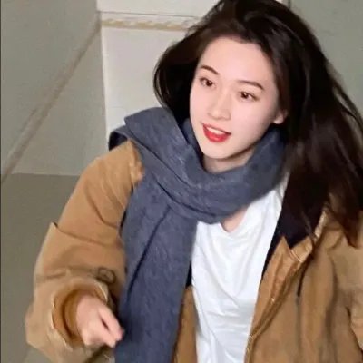 照片的她